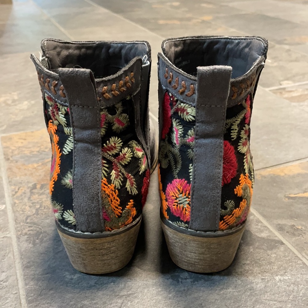 Embroidered booties - Picture 3 of 7